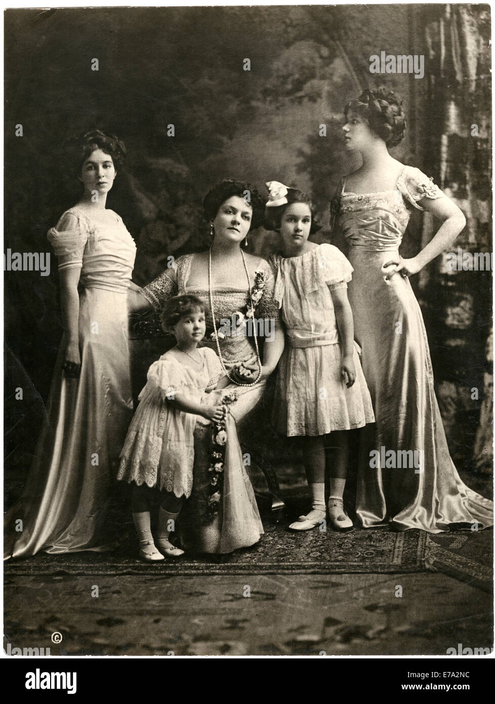 Mrs. George Gould (Edith Kingdon) with Daughters Helen, Gloria, Edith, and Marjorie, Portrait, 1910 Stock Photo