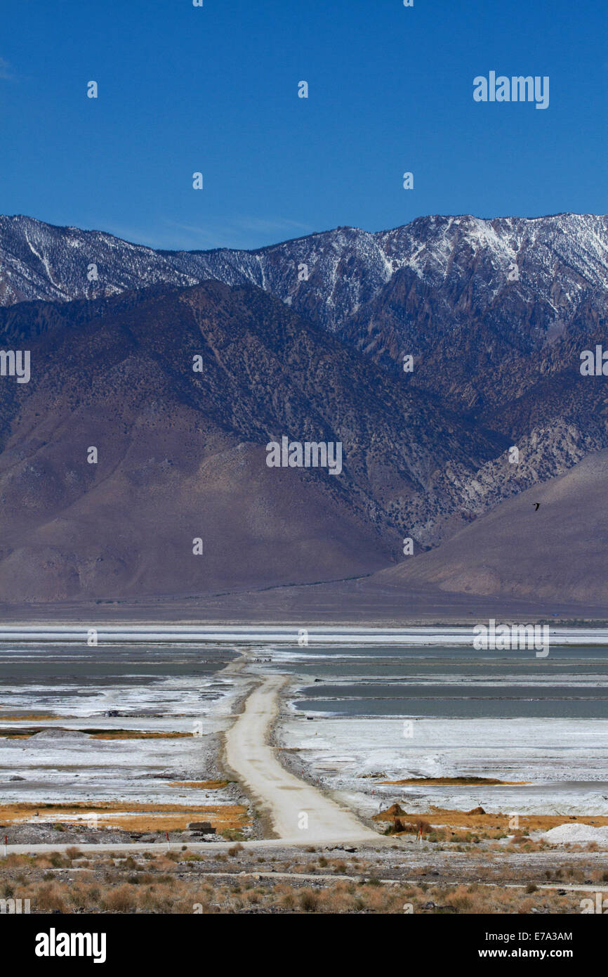 Sulfate Road across Owens Lake (mainly dry salt lake), Owens Valley, and Sierra Nevada Mountain Range, California, USA Stock Photo
