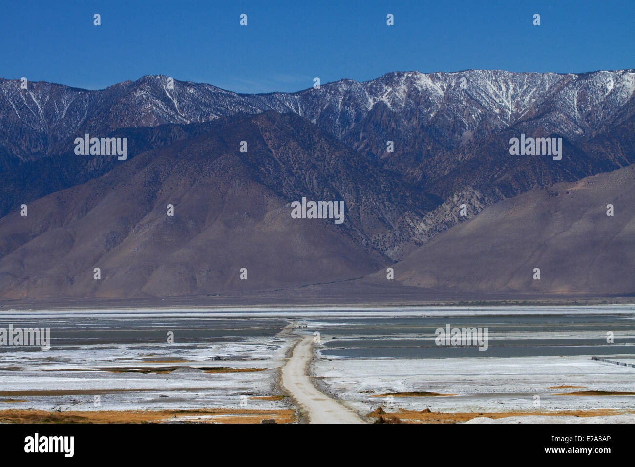 Sulfate Road across Owens Lake (mainly dry salt lake), Owens Valley, and Sierra Nevada Mountain Range, California, USA Stock Photo