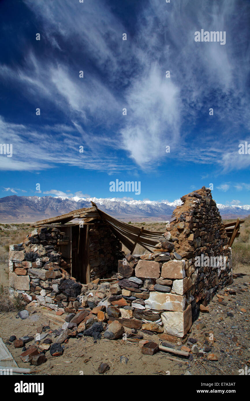 Derelict stone hut at the abandoned town of Swansea, near Keeler by Owens Lake, Owens Valley, and Sierra Nevada Mountain Range, California, USA Stock Photo