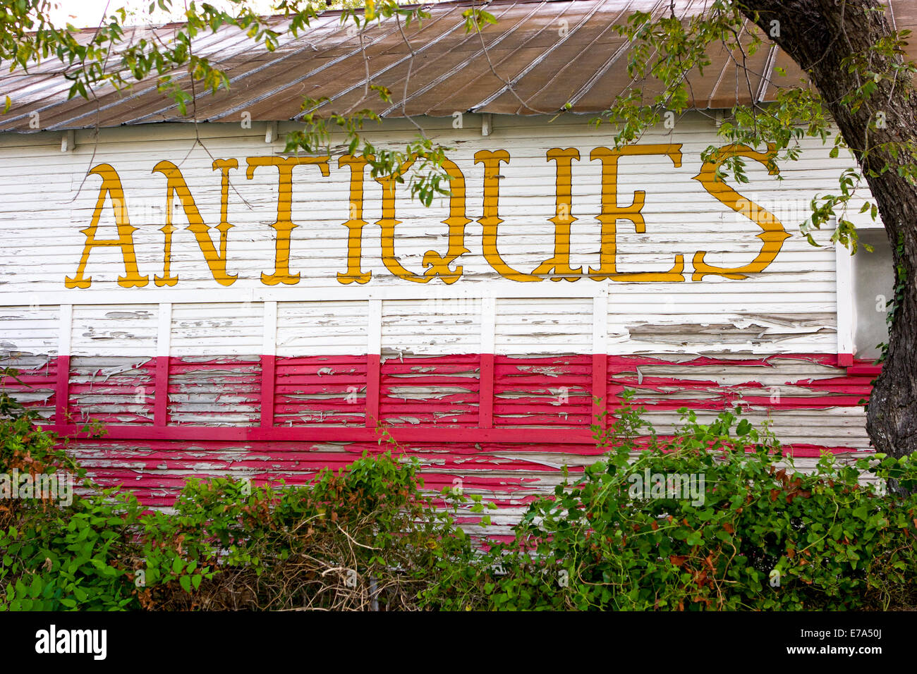 Abandoned antique store, Pipe Creek Texas Stock Photo - Alamy
