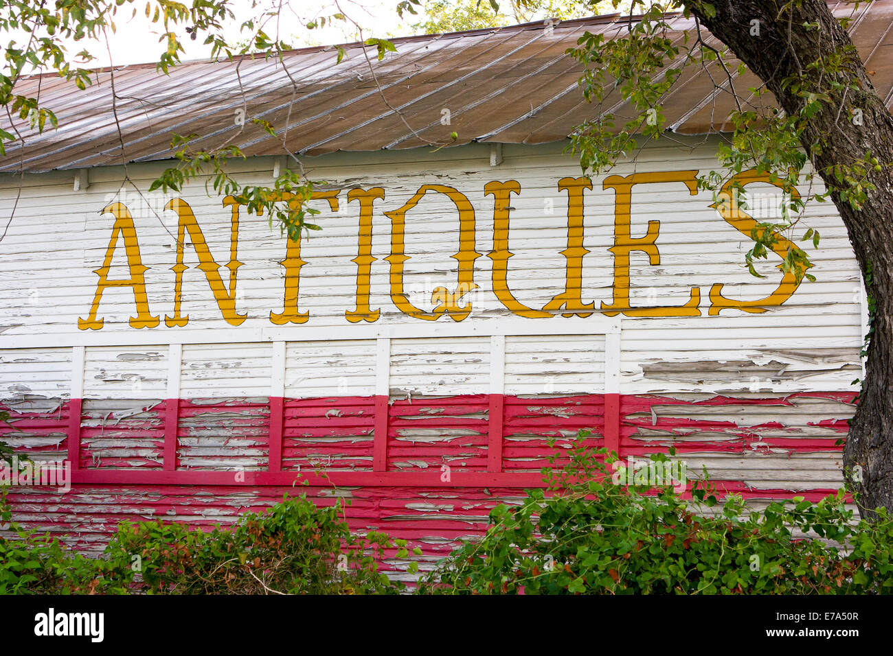 Abandoned antique store, Pipe Creek Texas Stock Photo - Alamy