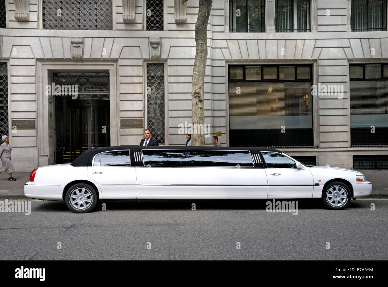 London, England, UK.  Lincoln Town Car Stretch limousine parked by Aldwich House Stock Photo