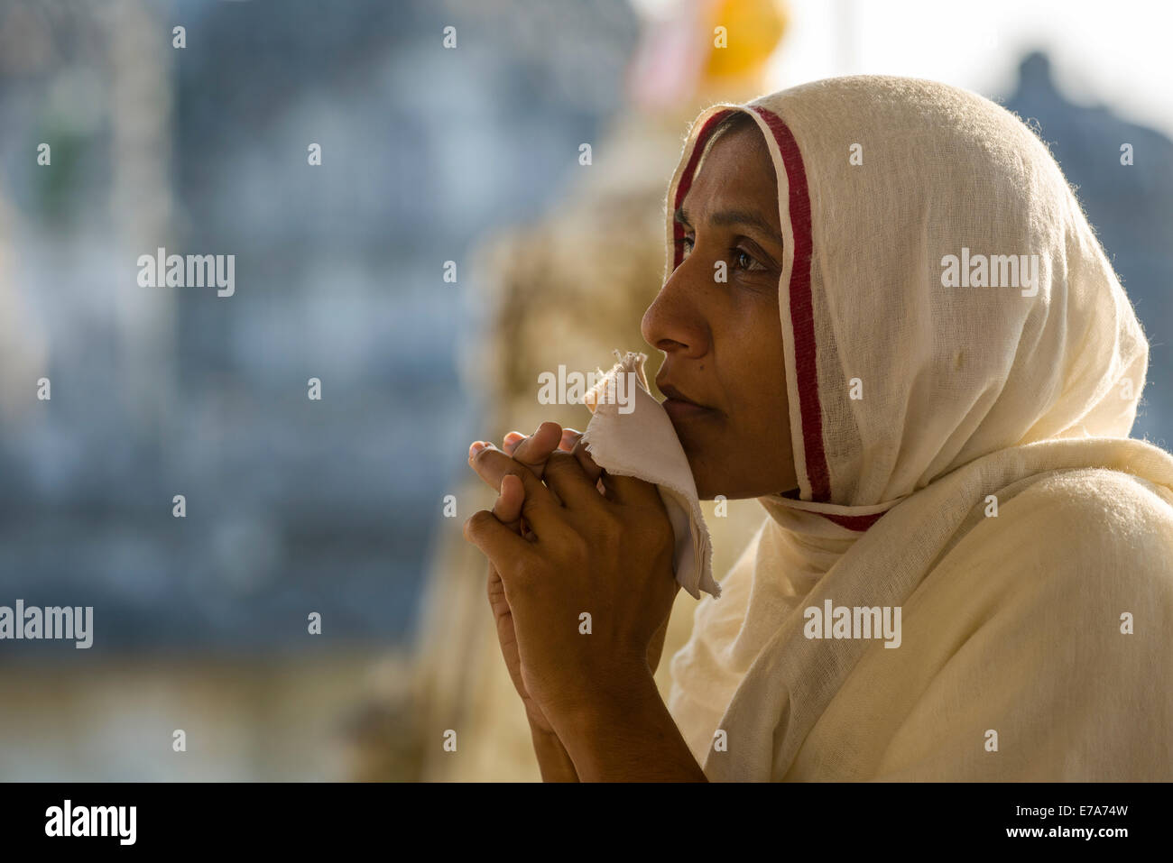 A Jain nun praying at a temple, Palitana, Gujarat, India Stock Photo