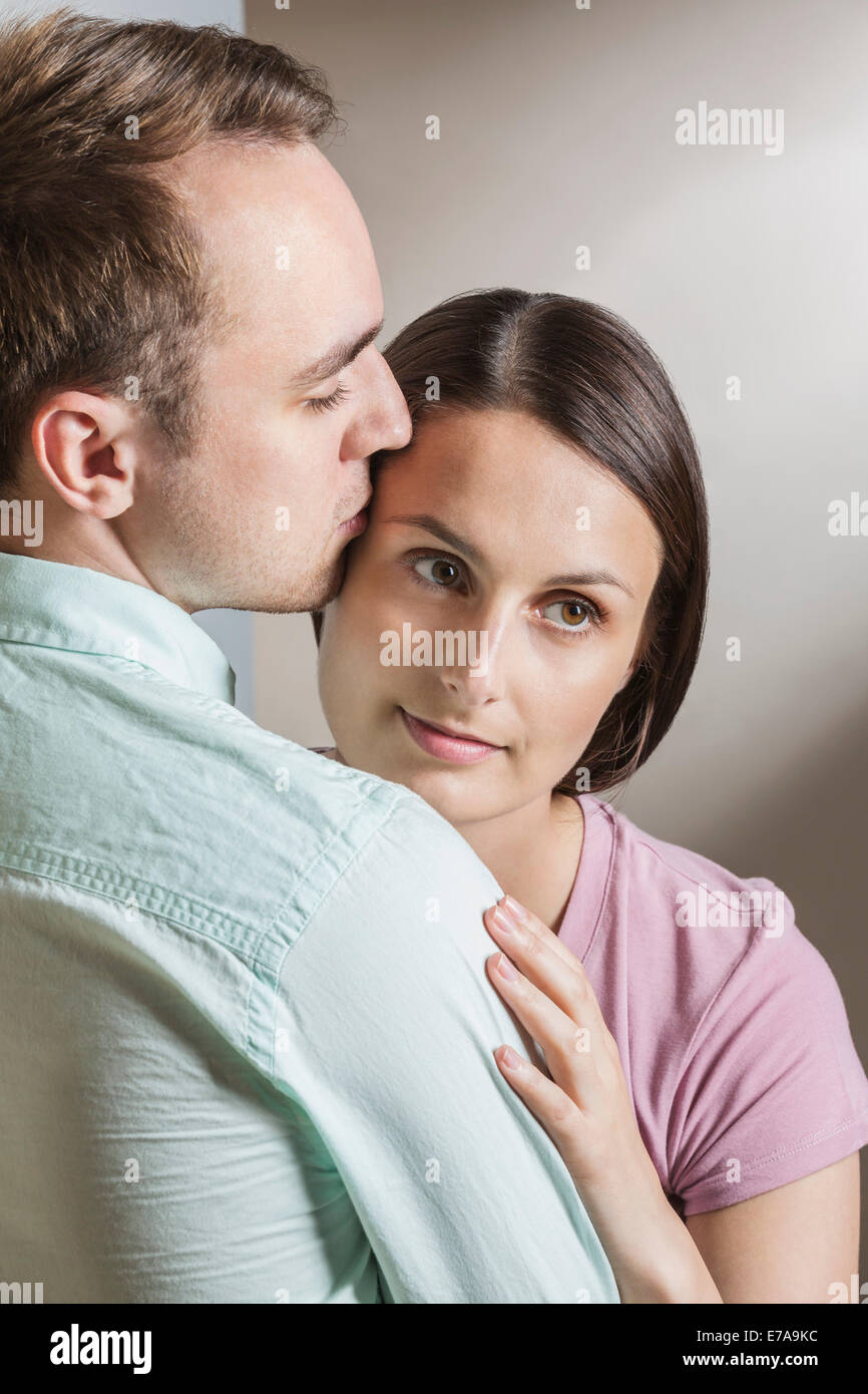 Man kissing woman hi-res stock photography and images - Alamy
