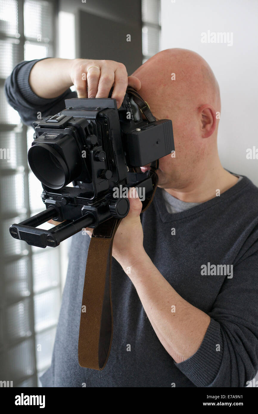 Modern technology man hi-res stock photography and images - Alamy