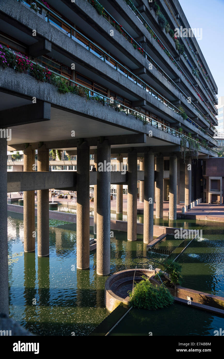 Housing estate uk 1970s hi-res stock photography and images - Alamy