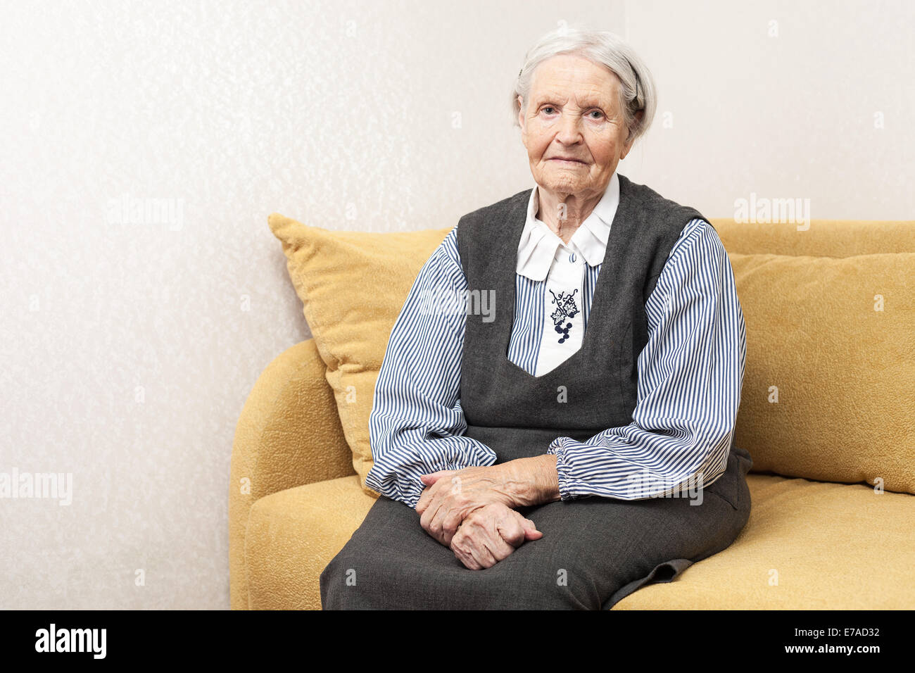 Пожилая женщина сидит