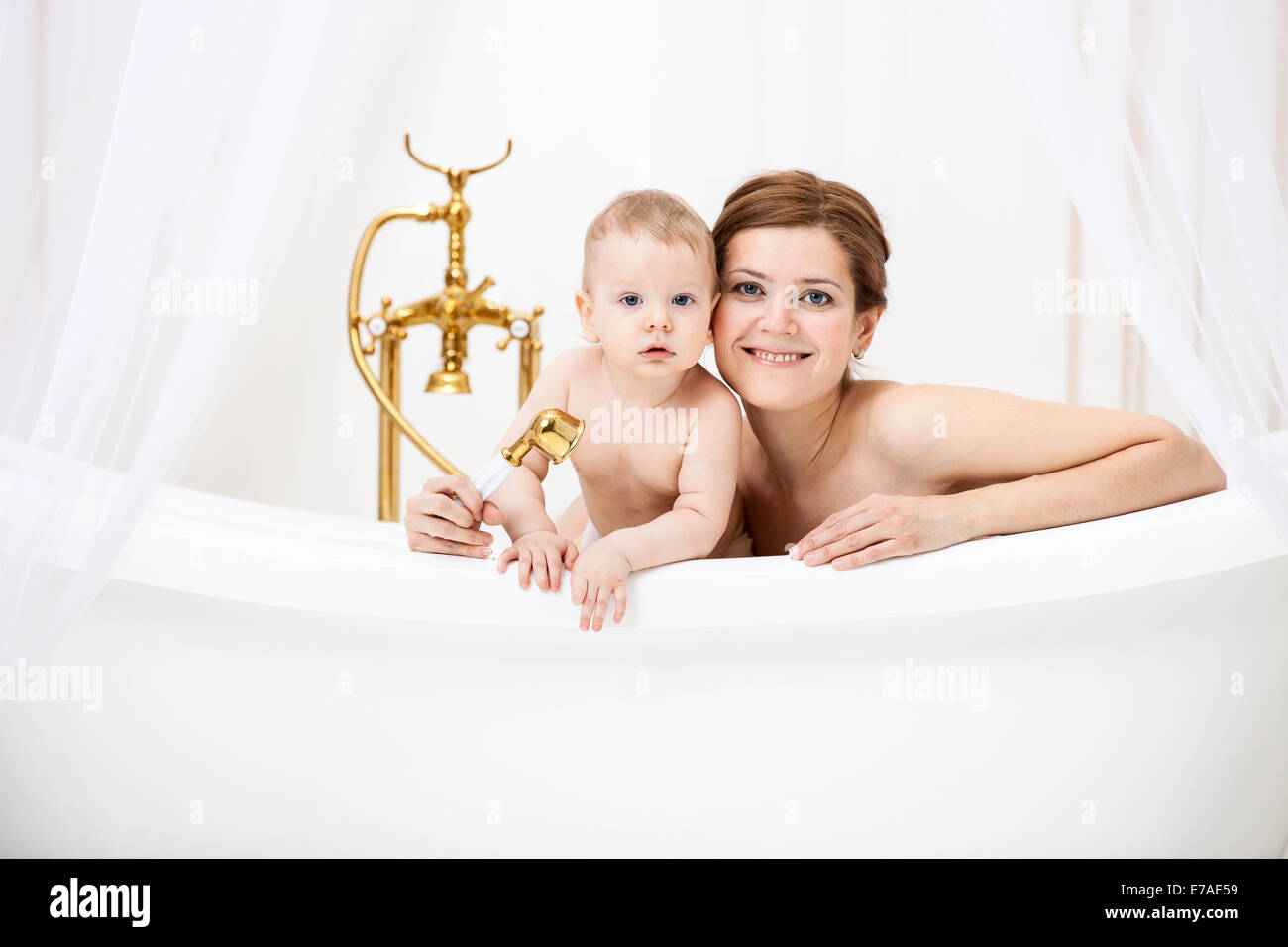 Мама в ванной 18. Мама с ребенком в ванной комнате. Мама купается. Мамуля в ванне с сыночком.