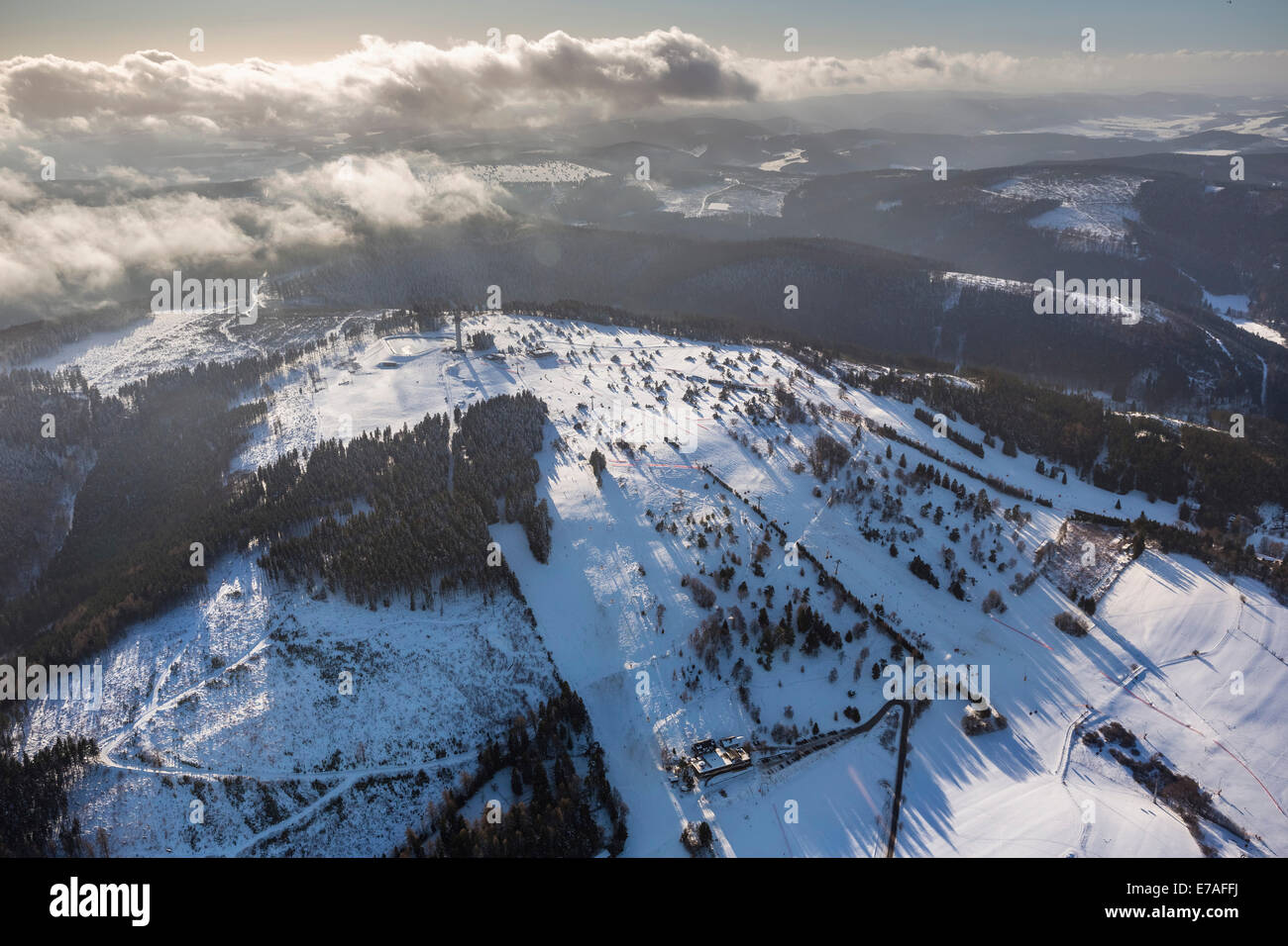 https://c8.alamy.com/comp/E7AFFJ/willingen-effelsberg-ski-resort-aerial-view-willingen-upland-hesse-E7AFFJ.jpg