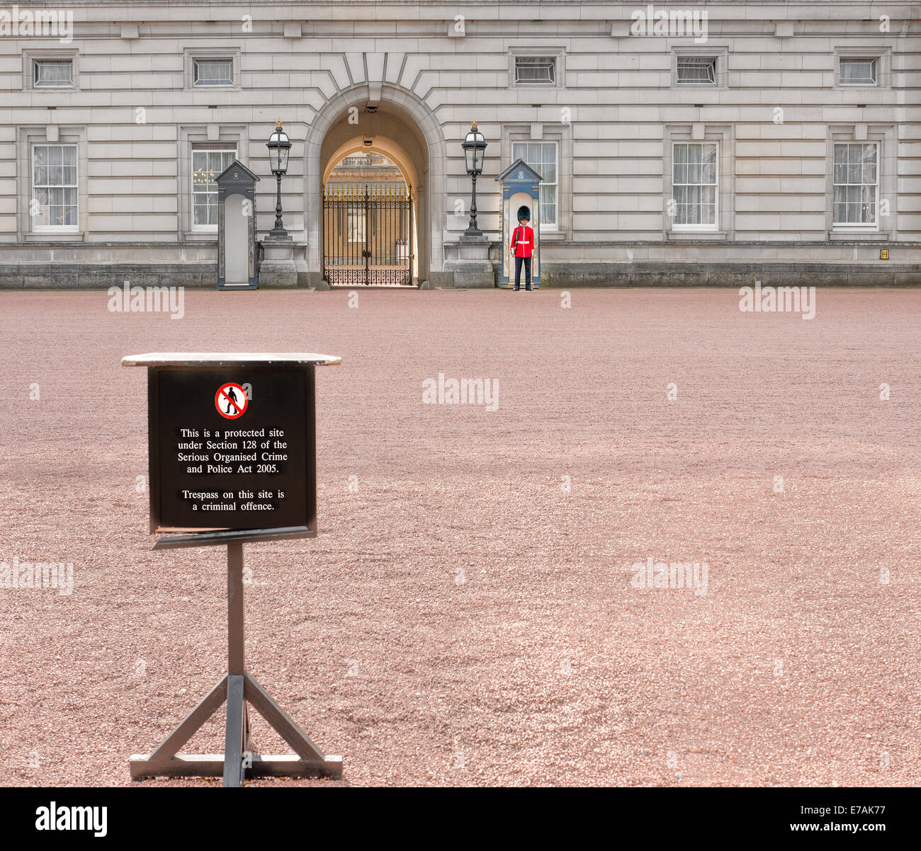 Notice in Buckingham palace yard warning it is a criminal offence to trespass on the property. Stock Photo