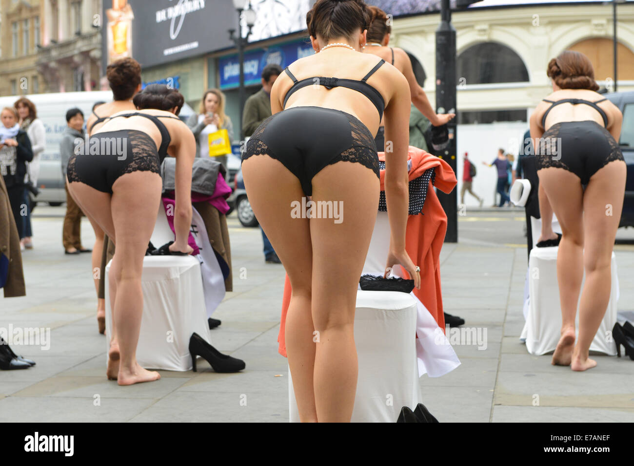 pop Uithoudingsvermogen Bij elkaar passen Piccadilly Circus, London, UK. 11th September 2014. A reverse strip tease  is performed by the Peter Hahn, Dresstease flashmob. Credit: Matthew  Chattle/Alamy Live News Stock Photo - Alamy