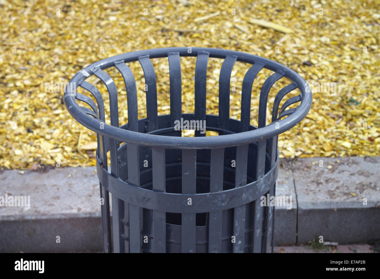 empty recycle bin Stock Photo Alamy