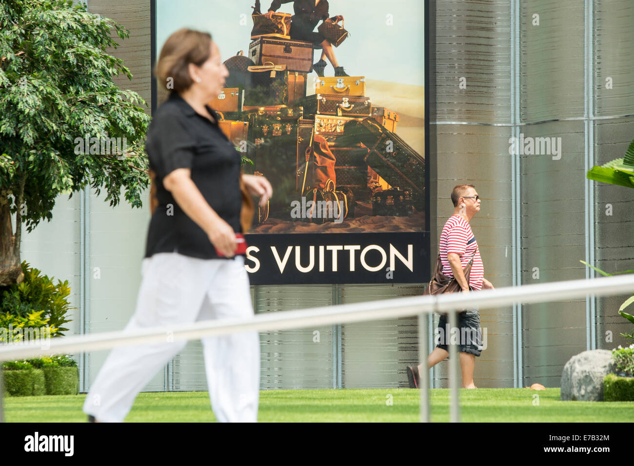 File Pedestrians Walk Louis Vuitton Boutique Lvmh Moet Hennessy Louis –  Stock Editorial Photo © ChinaImages #240962790