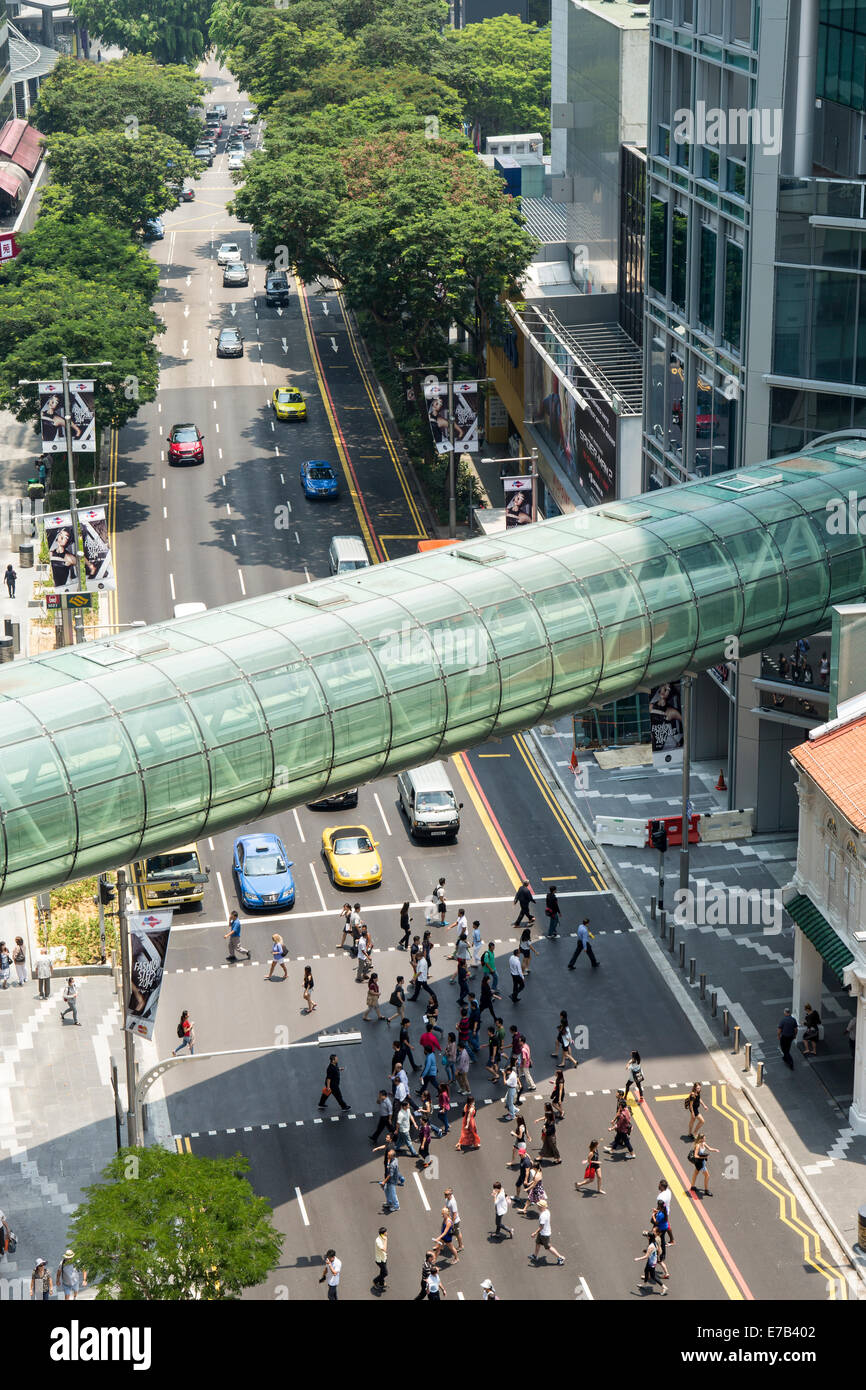 Pedestrians and shoppers cross Orchard Road in Singapore Stock Photo ...