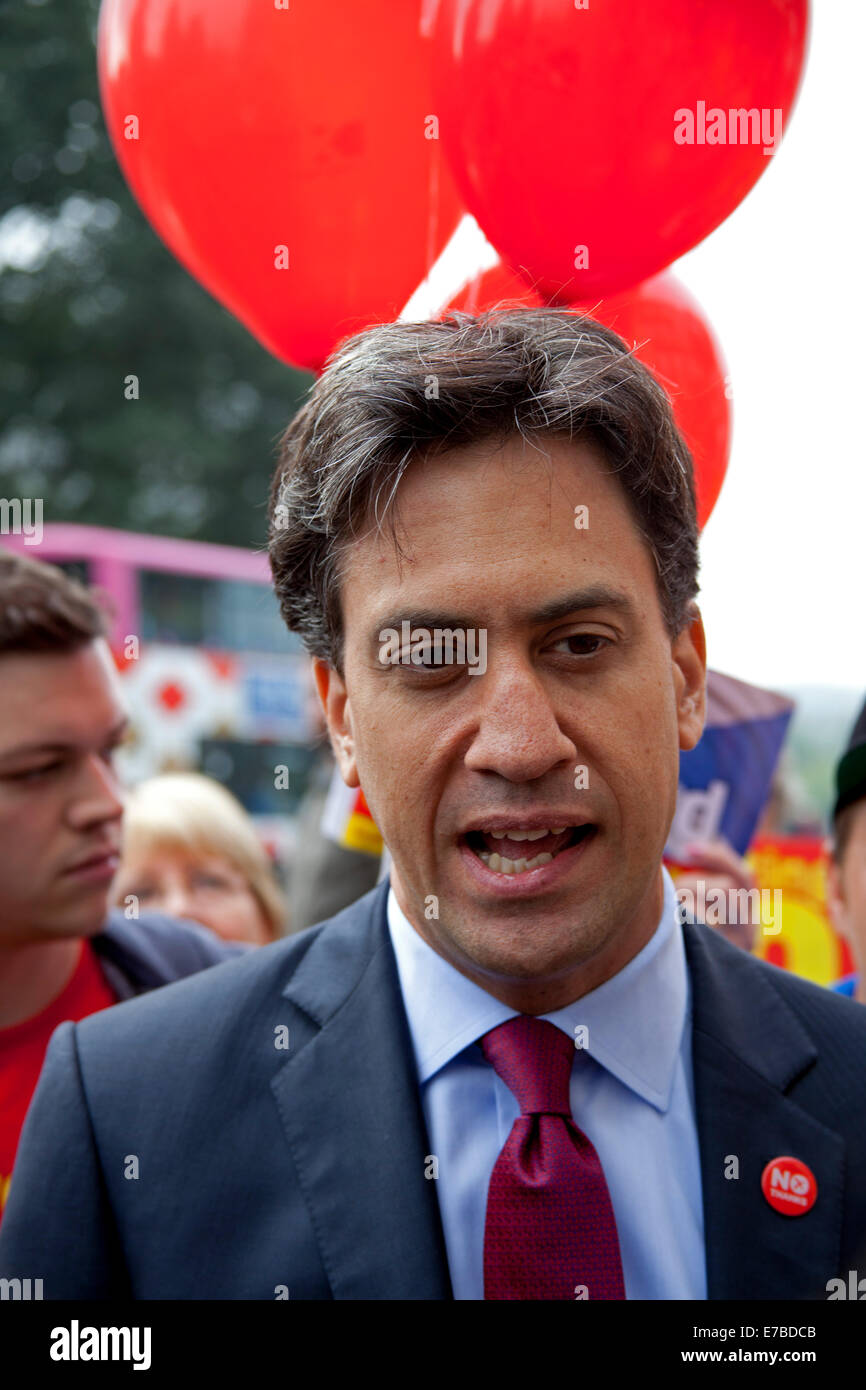 Edinburgh, Princes Street, Scotland. 12th Sept. 2014 Edinburgh, Princes Street, Scotland. Ed Milliband, Edward Miliband bussed in to central Edinburgh surrounded by Labour councillors and news broadcasters to bolster the Scottish Independence No campaign. Stock Photo