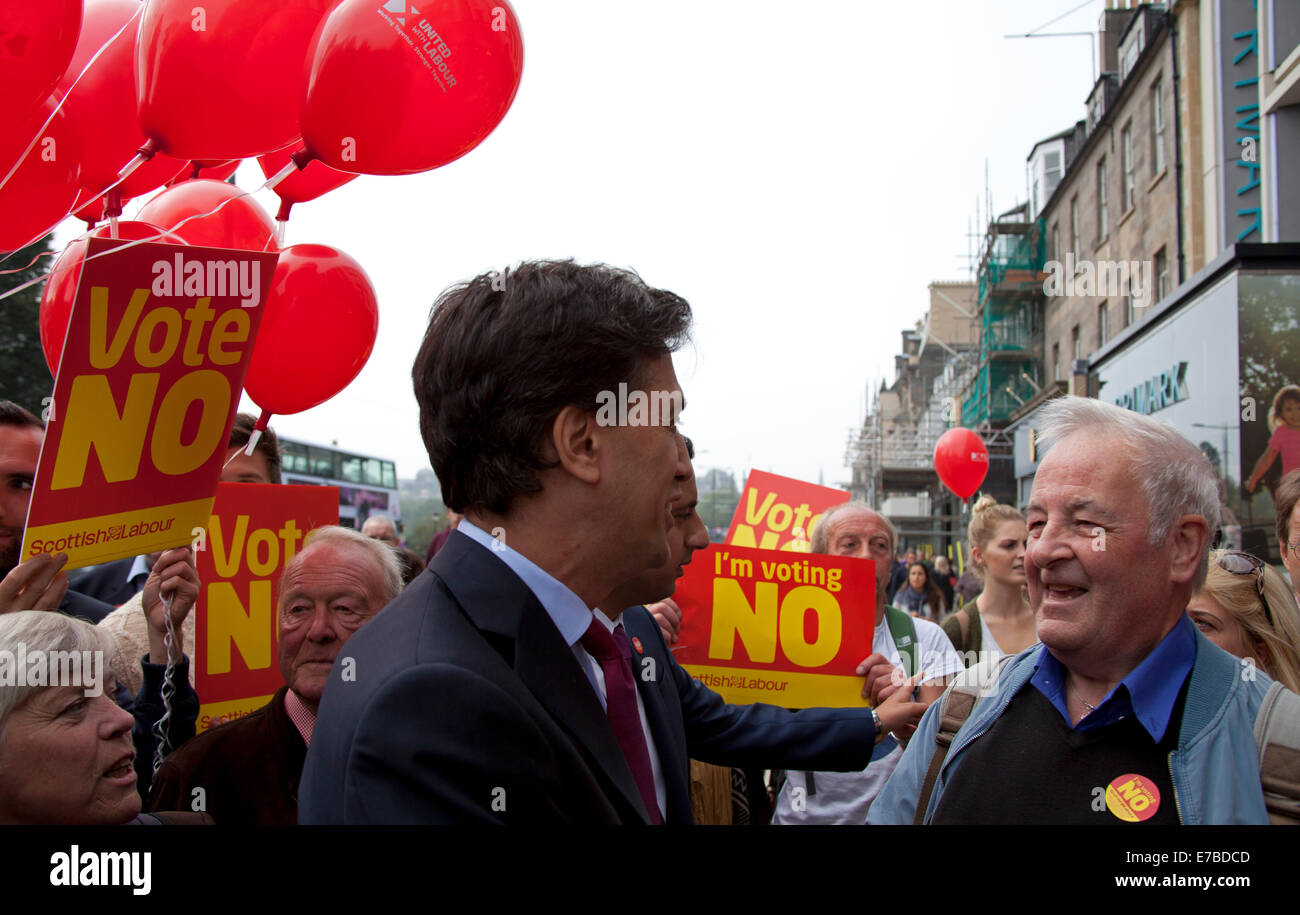 Edinburgh, Princes Street, Scotland. 12th Sept. 2014 Edinburgh, Princes Street, Scotland. Ed Milliband, Edward Miliband bussed in to central Edinburgh surrounded by Labour councillors and news broadcasters to bolster the Scottish Independence No campaign. Stock Photo