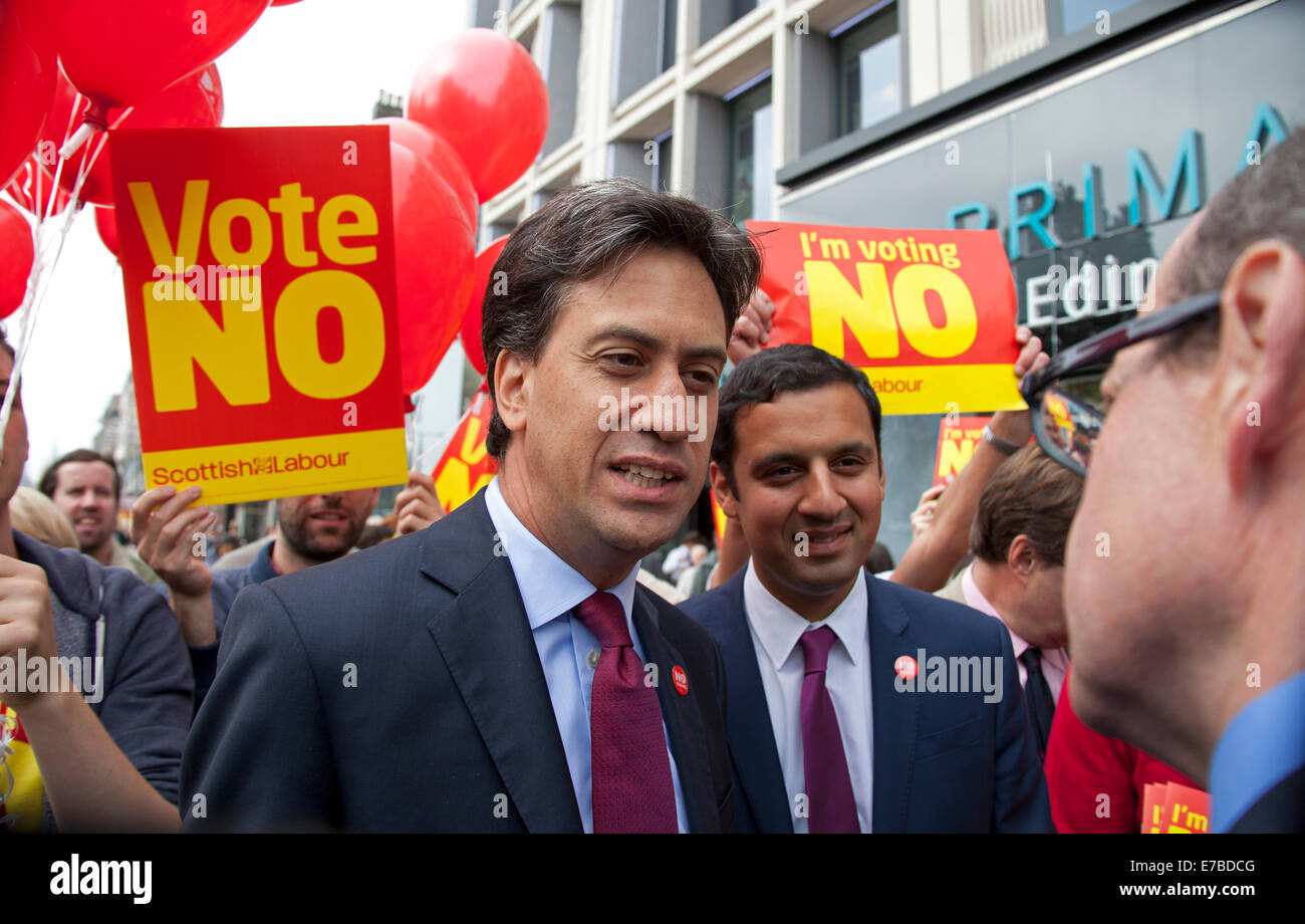 Edinburgh, Princes Street, Scotland. 12th Sept. 2014  Edward Miliband Ed Milliband bussed in to central Edinburgh surrounded by Labour councillors and news broadcasters to bolster the Scottish Independence No campaign. Stock Photo
