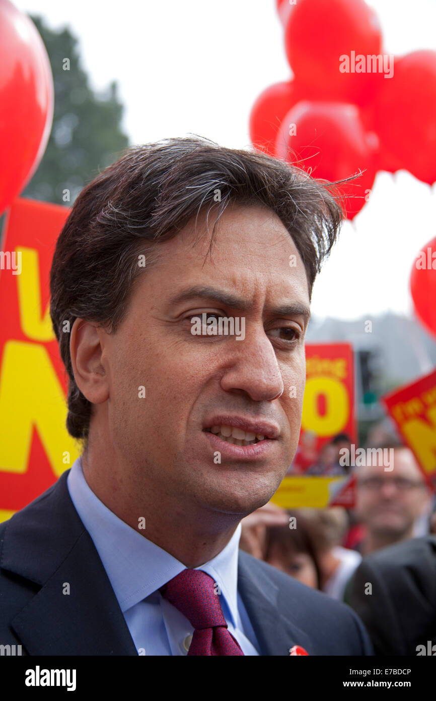 Edinburgh, Princes Street, Scotland. 12th Sept. 2014 Edinburgh, Princes Street, Scotland. Ed Milliband, Edward Miliband bussed in to central Edinburgh surrounded by Labour councillors and news broadcasters to bolster the Scottish Independence No campaign. Stock Photo