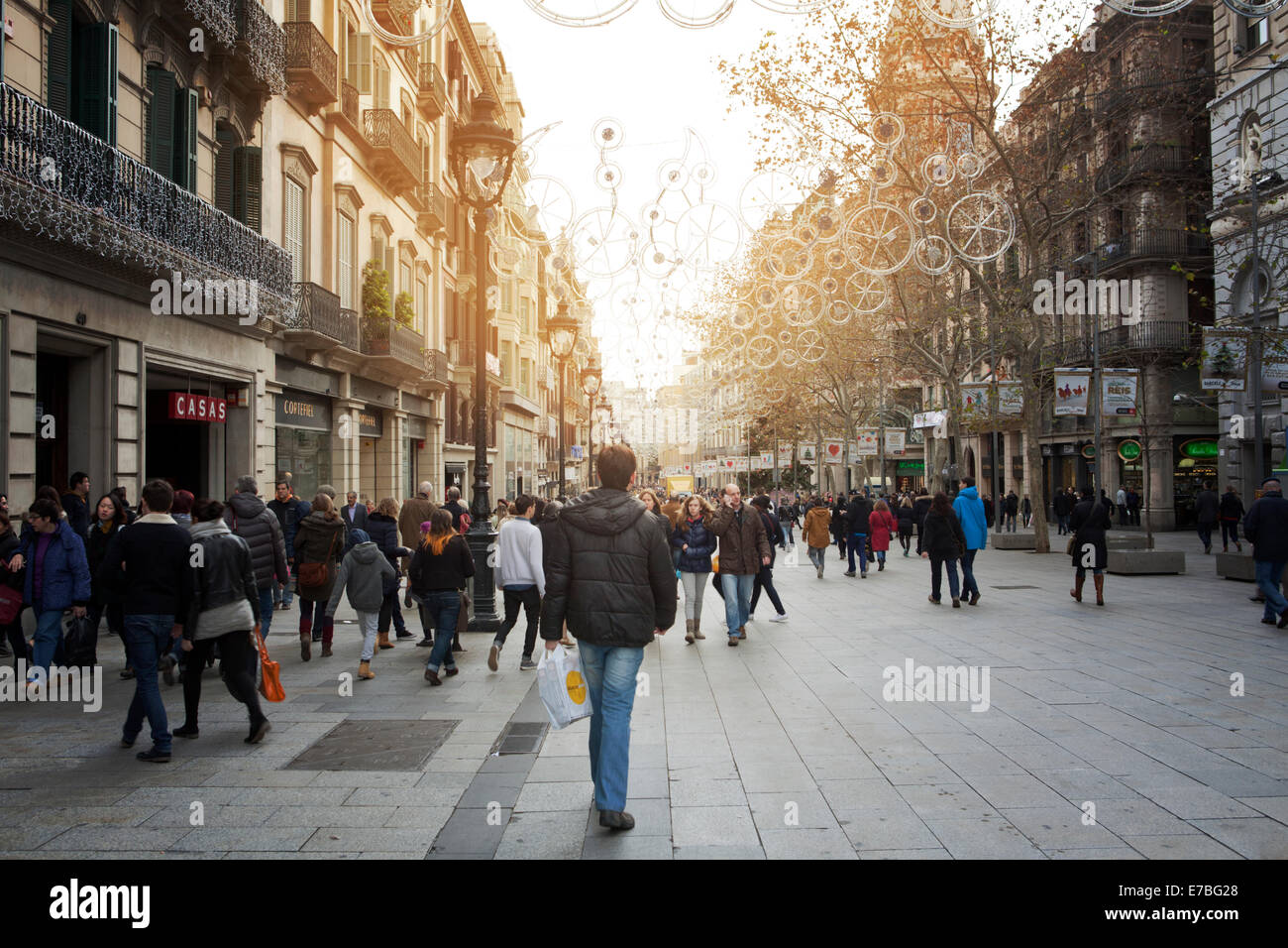 Barcelona shop shopping tourists spain hi-res stock photography and images  - Alamy