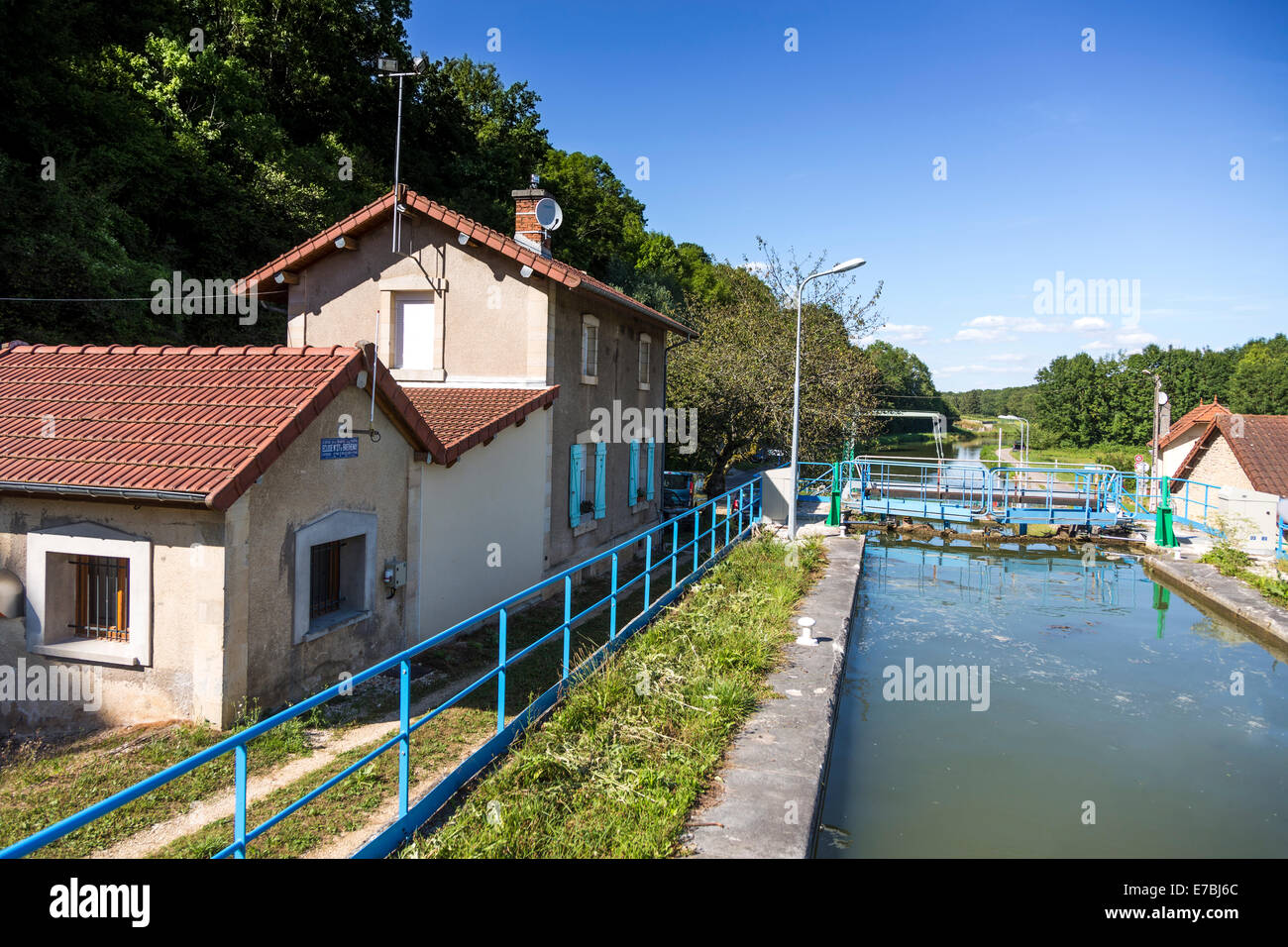 Lock Ecluse 27Canal Champagne et Bourgogne France Stock Photo