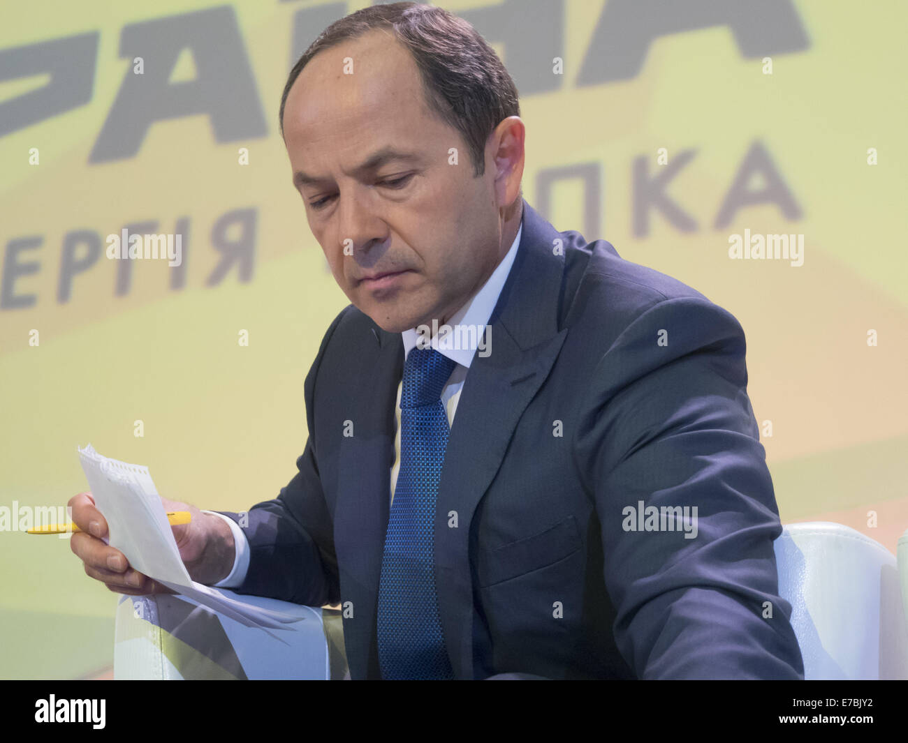 Tihipko studying notes with questions congress delegates. 12th Sep