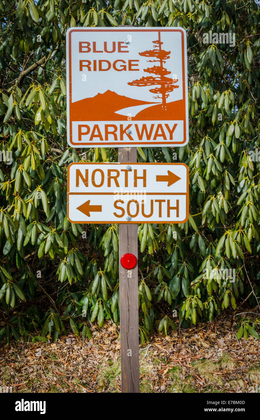 An entrance sign to the Blue Ridge Parkway points tourists to the north