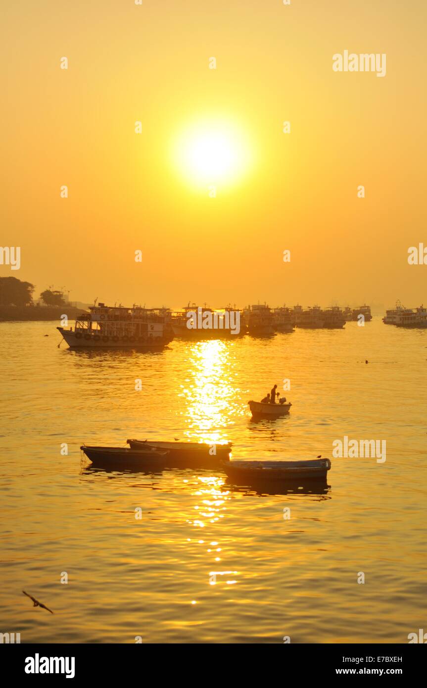 Sunrise over the bay at Mumbai Stock Photo Alamy