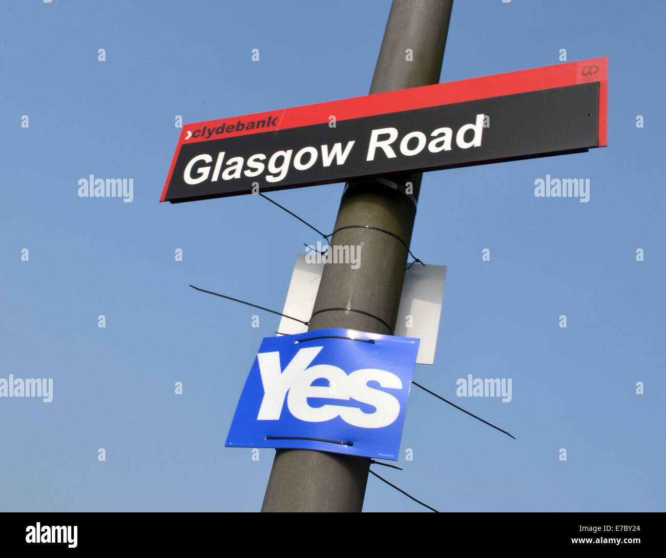 YES card on a lamp post on Glasgow Road, Clydebank Stock Photo