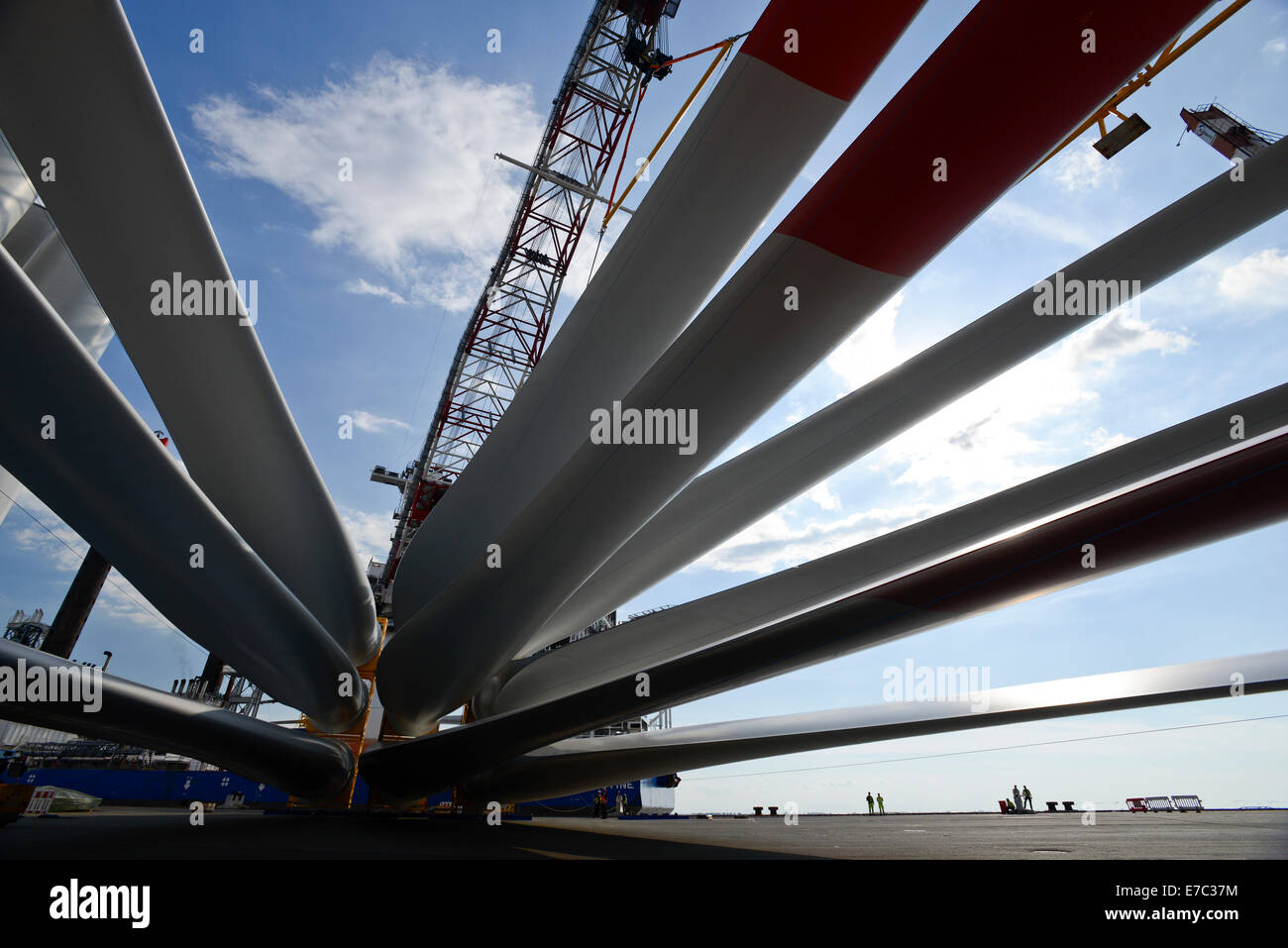 GERMANY Bremerhaven, shipping of SENVION rotor blades for RWE Innogy offshore wind park in the North Sea with OLC special ship Stock Photo