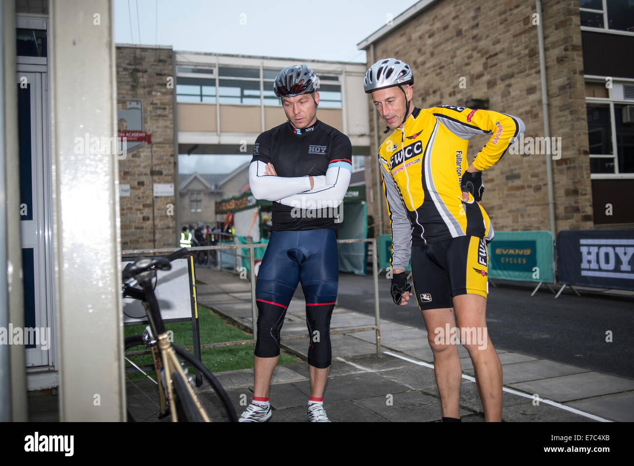 Sir Chris Hoy and Graeme Obree discussing their bikes Stock Photo Alamy