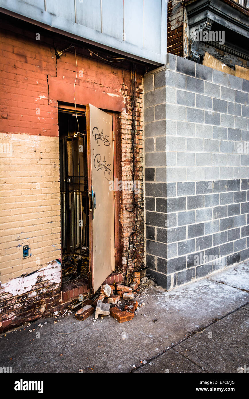 old building open door stock photos & old building open