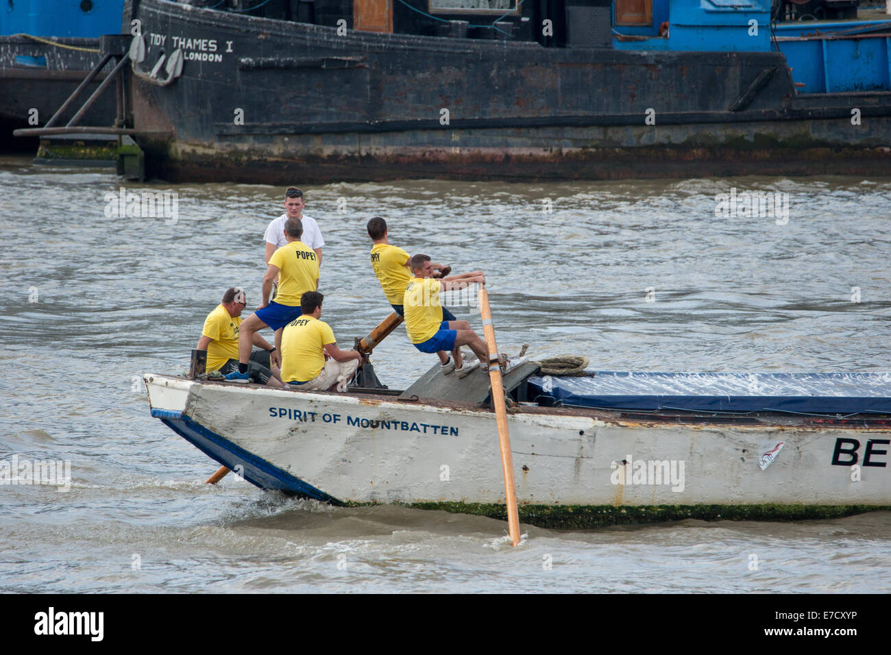 London, UK. 14th September 2014.  The winners powering their traditional Thames barge towards the finish at Tower Bridge in the annual Dave Pope Challenge Credit:  Neil Cordell/Alamy Live News Stock Photo