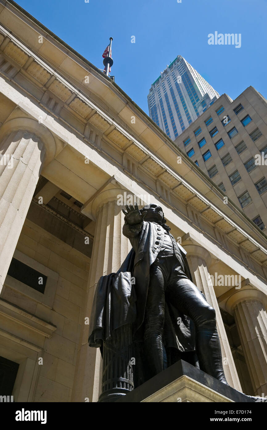 Statue of George Washington in front of Federal Hall on Wall street ...