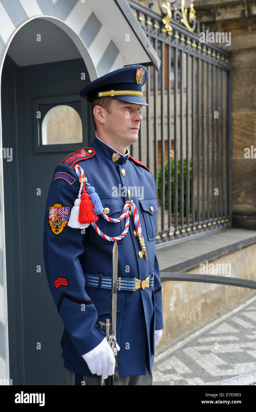 チェコ城 警備兵 制服 Czech police uniform prague hi-res stock photography and