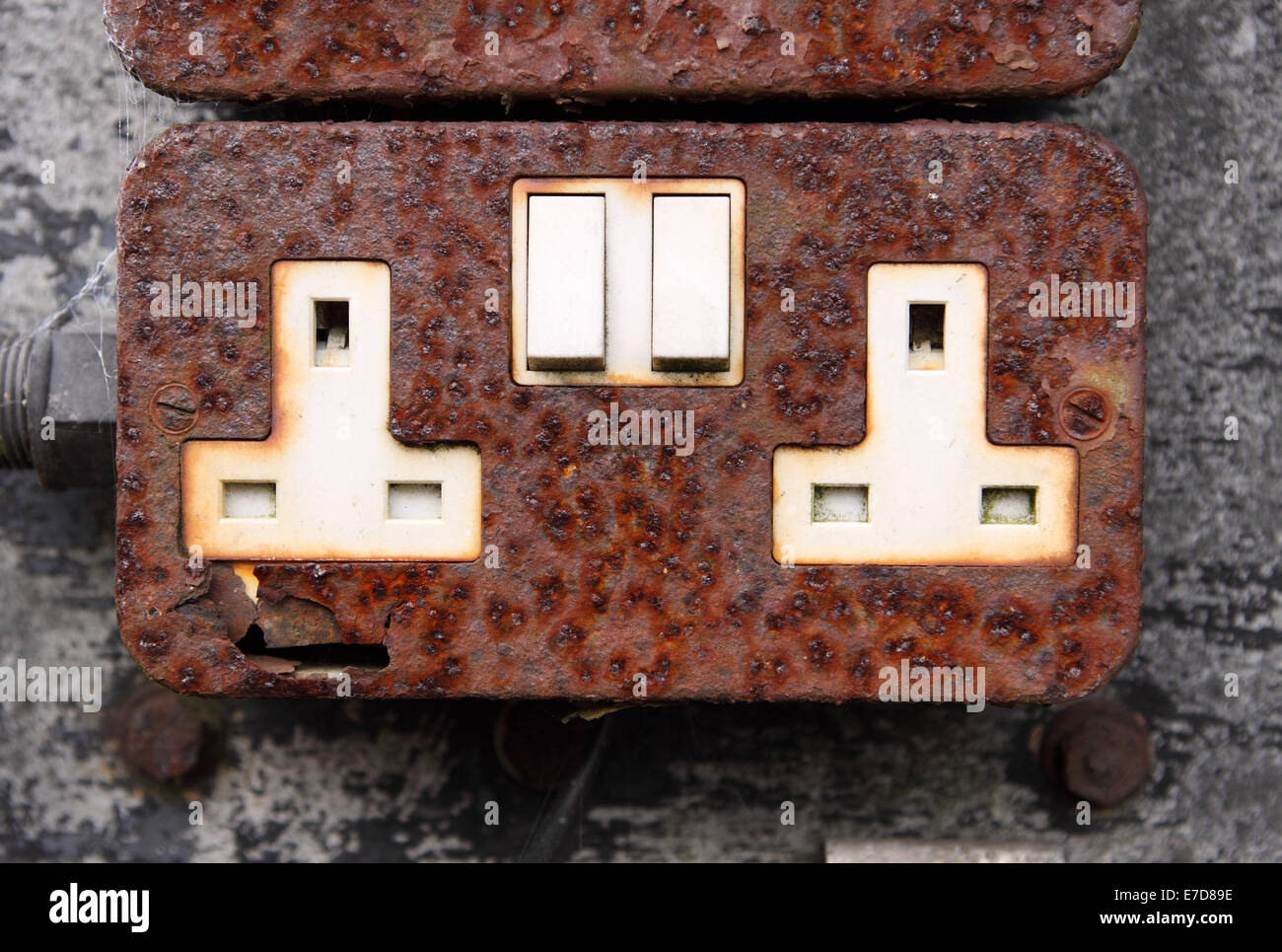 Dangerous british plug socket hires stock photography and images Alamy