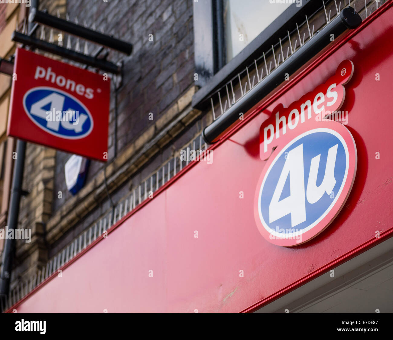 Aberystwyth, Wales, UK. 15th Sept, 2014. All 550 branches of UK mobile phone retailer Phones4U are closed this morning after the firm went into administration last night, following the decision of suppliers EE and Vodaphone not to renew their contracts with the company. 'If mobile network operators decline to supply us, we do not have a business,' said Phones 4U boss David Kassler. Some 5596 jobs are at risk photo Credit: Keith Morris/Alamy Live News Stock Photo