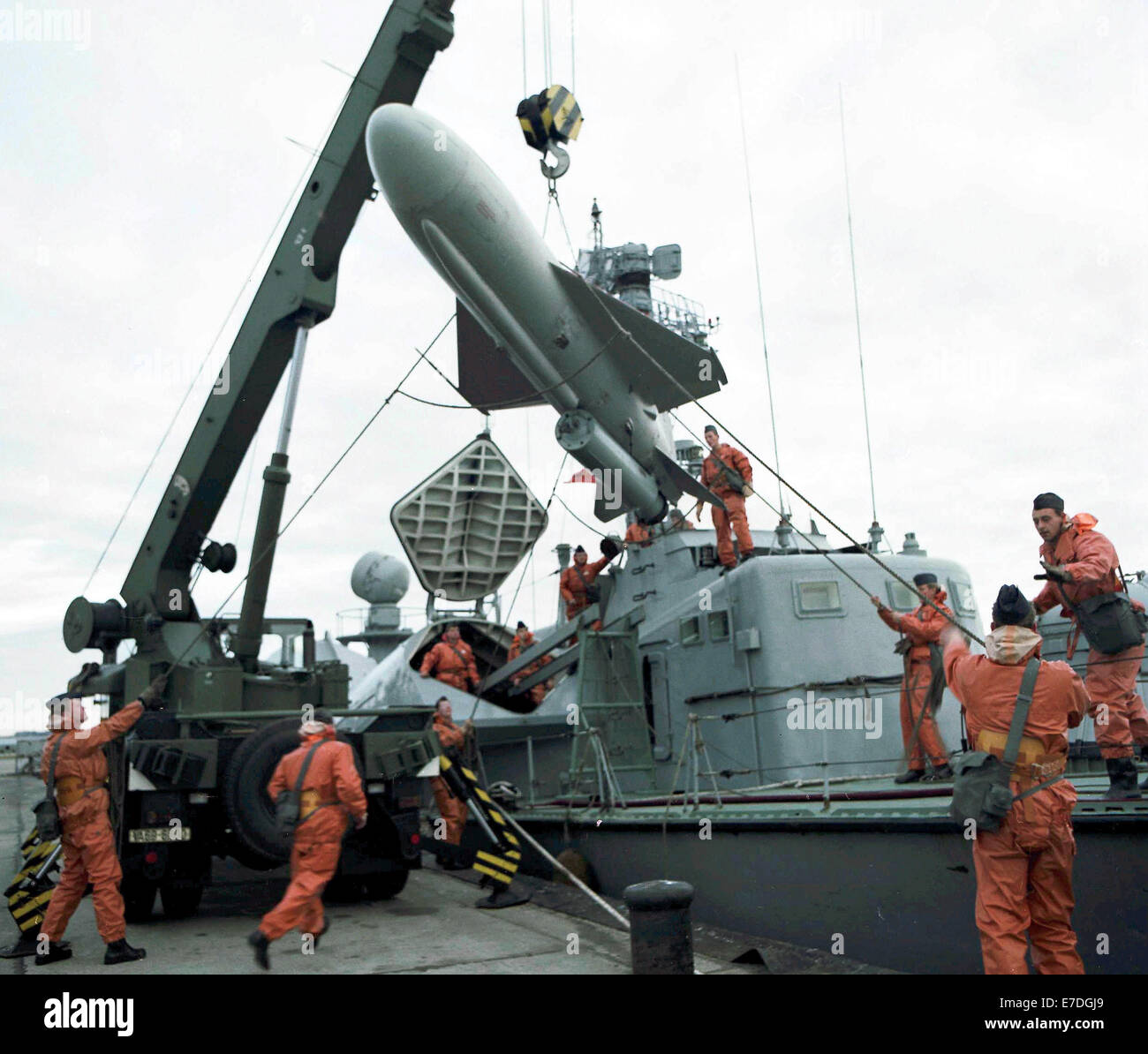 Members of the People's Navy use a self-propelled revolving crane to lift a cruise missile on a missile boat during Brotherhood in Arms 1982 in Rostock. The low-flying type P-15 missile has a range of about 20 nautical miles. Undated from August 1982. Photo: Juergen Sindermann -NO WIRE SERVICE- Stock Photo