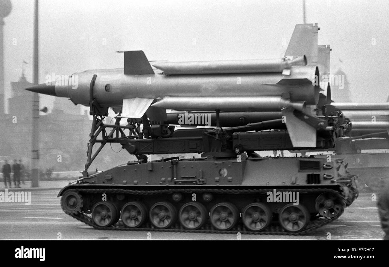 Heavy military equipment during the military parade of the National People's Army (NVA) on the occasion of the 38th anniversary of the GDR at Leipziger Strasse in Berlin on 07 October 1987. Photo: Thomas Uhlemann -NO WIRE SERVICE- Stock Photo