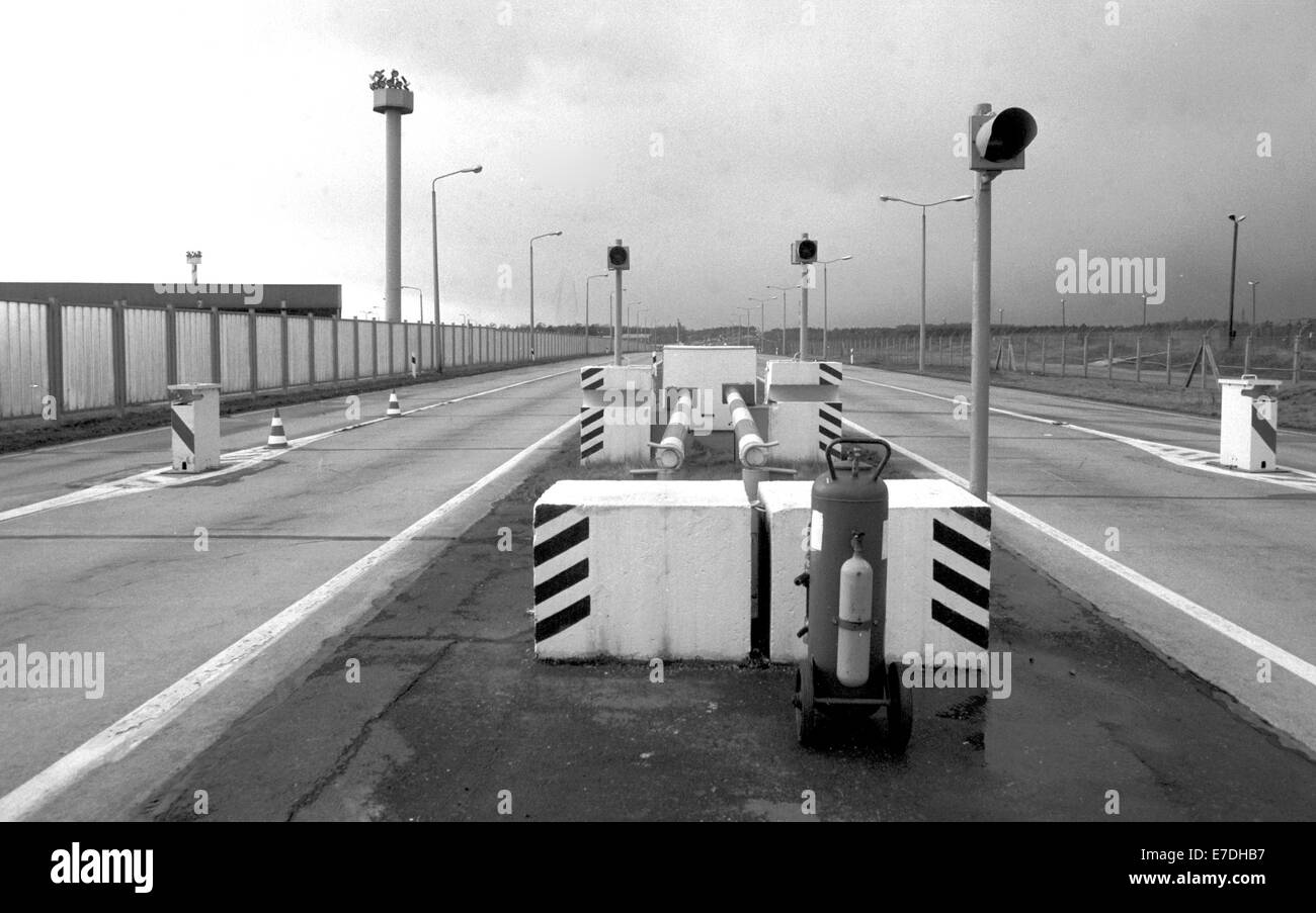 The border crossing with signal lights, spotlights, barricades and barriers along the inner German border between Saxony-Anhalt (GDR) and Lower Saxony (BRD) in February 1990. Photo: Eberhard Kloeppel Stock Photo