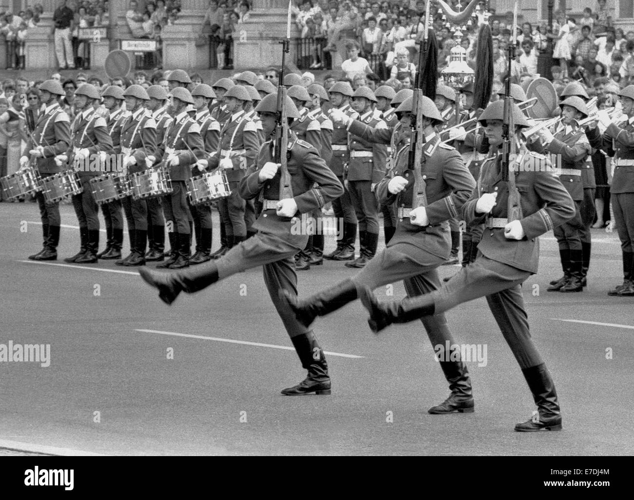 East Germany/Members of the National People's Army (NPA - Nationale Volksarmee, NVA) are goose-stepping in celebration of the Great Wachaufzug (Großer Wachaufzug) in front of the New Guard House (Neue Wache) on the boulevard Unter den Linden ('under the linden trees'), photo taken on 6-8-1986. The representative Friedrich Engels Guard Regiment was commited for this honor parade every Wednesday and provided the honor guards at the national people's army (NPA - Nationale Volksarmee, NVA), too. Photo: Paul Glaser - NO WIRE SERVICE Stock Photo