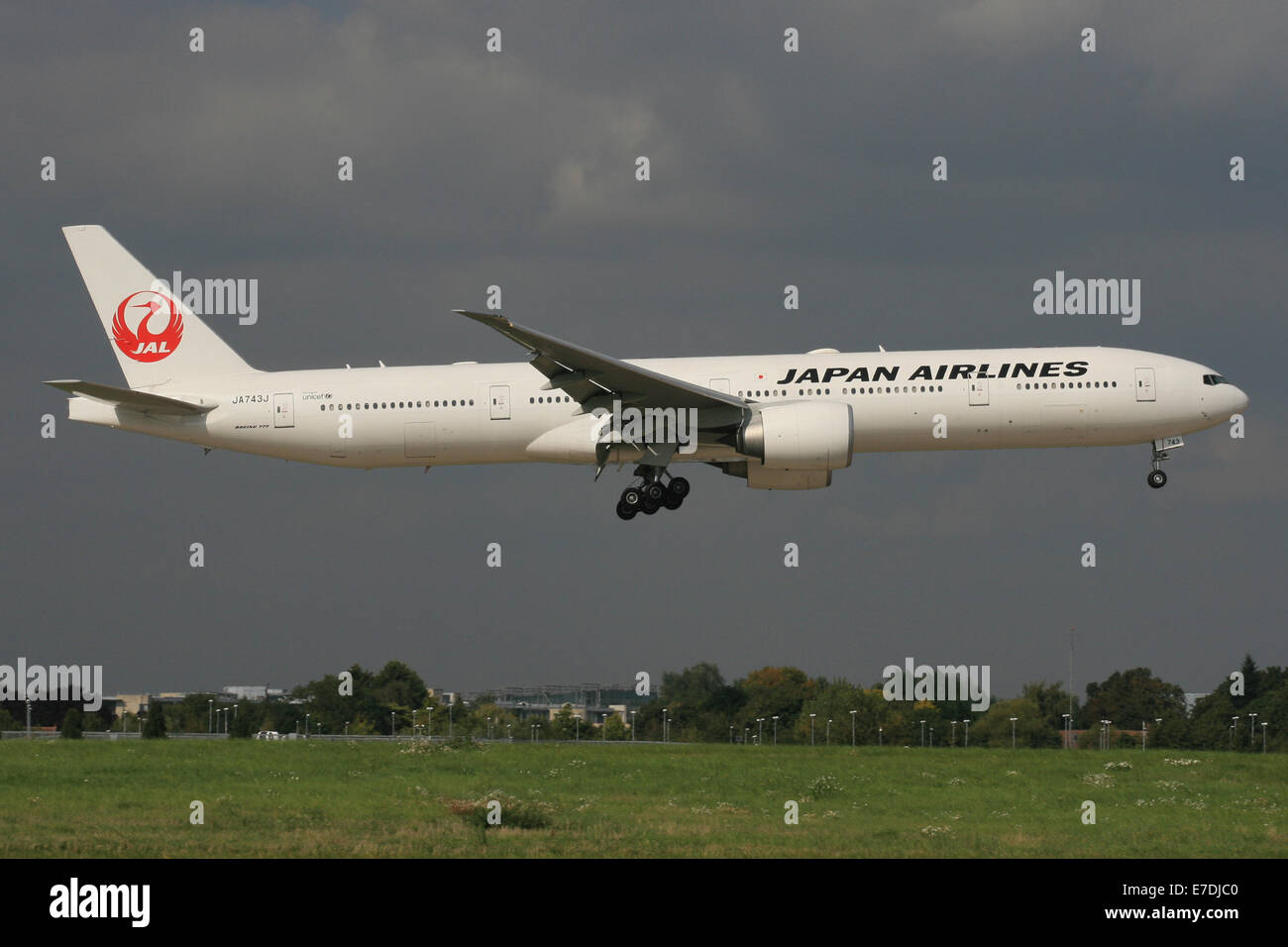 Japan airlines boeing 777 jal hi-res stock photography and
