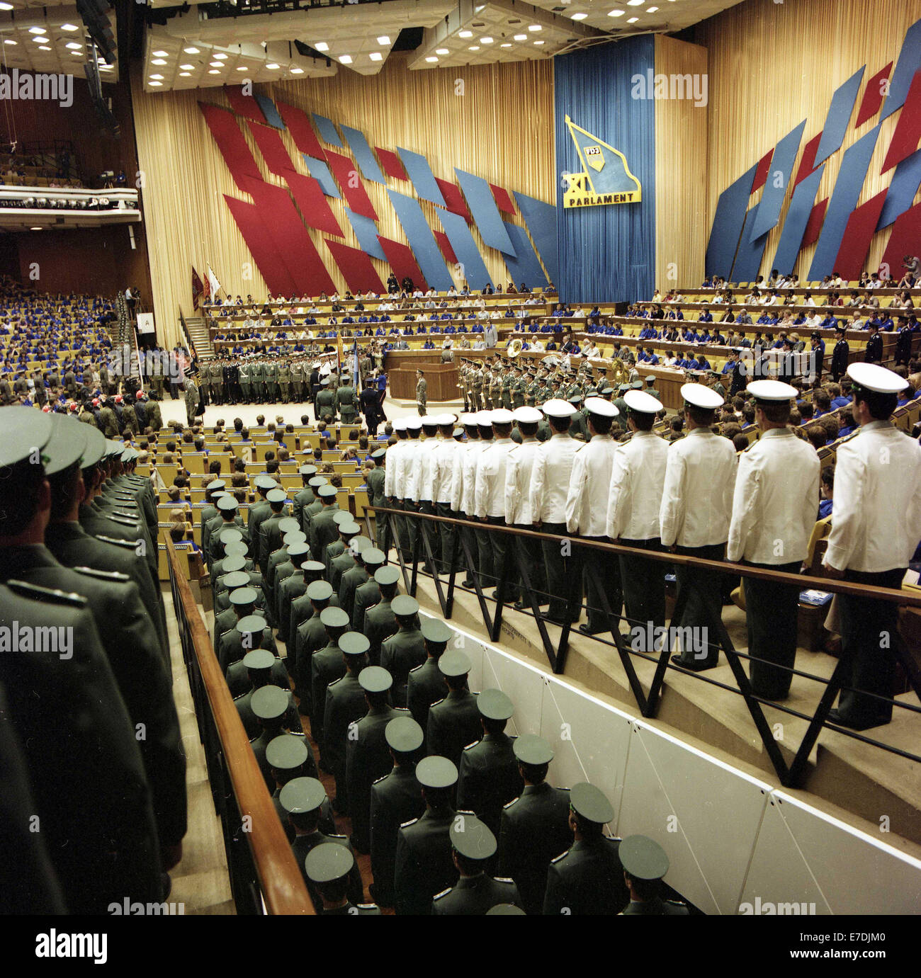 Members of the National People's Army march into the Palace of the ...