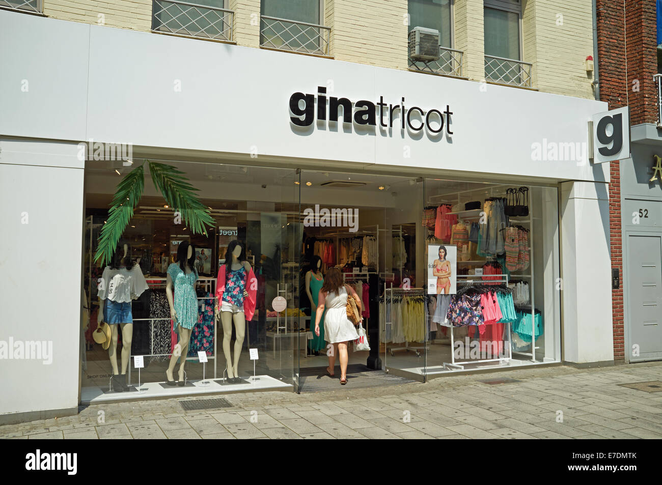 Hvile Tag telefonen Agent Gina Tricot clothes shop Dusseldorf Germany Stock Photo - Alamy