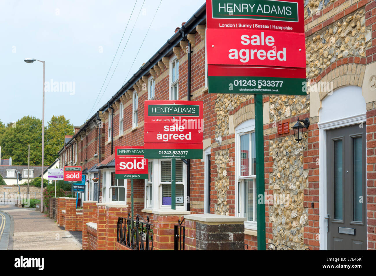 Sale Agreed Sign High Resolution Stock Photography and Images - Alamy
