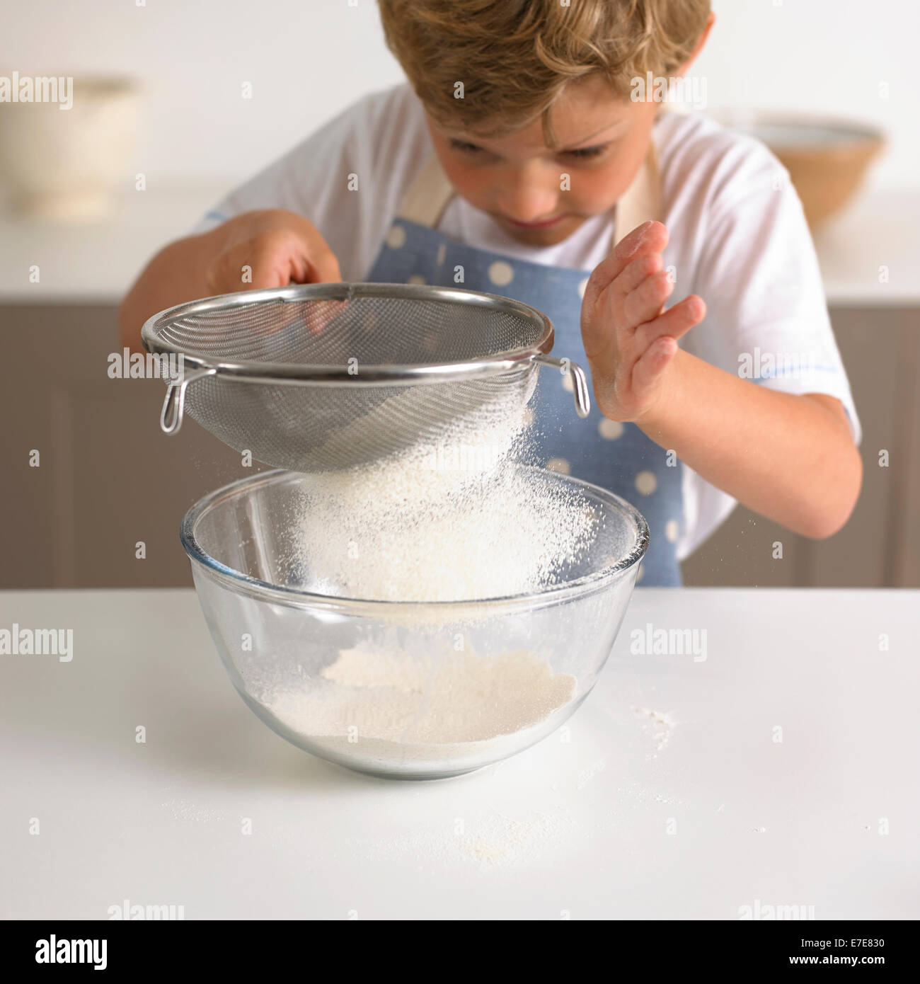 Sifting flour hi-res stock photography and images - Alamy