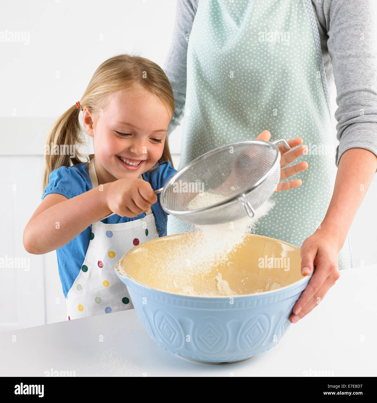 Sifting flour into mixing bowl Stock Photo Alamy