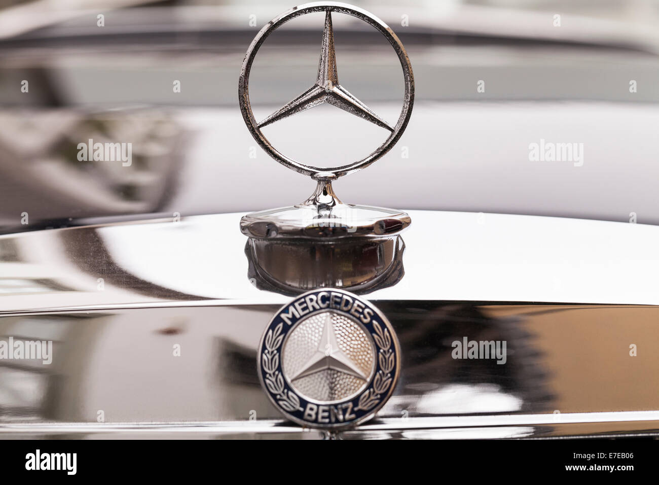 Close up of Mercedes Benz bonnet badge from the 1970's on an old vintage car.  Guia de Isora, Tenerife, Canary Islands, Spain Stock Photo - Alamy