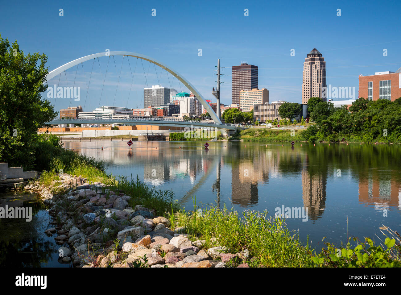 The Des Moines River and downtown pedestrian bridge in Des Moines, Iowa, USA. Stock Photo