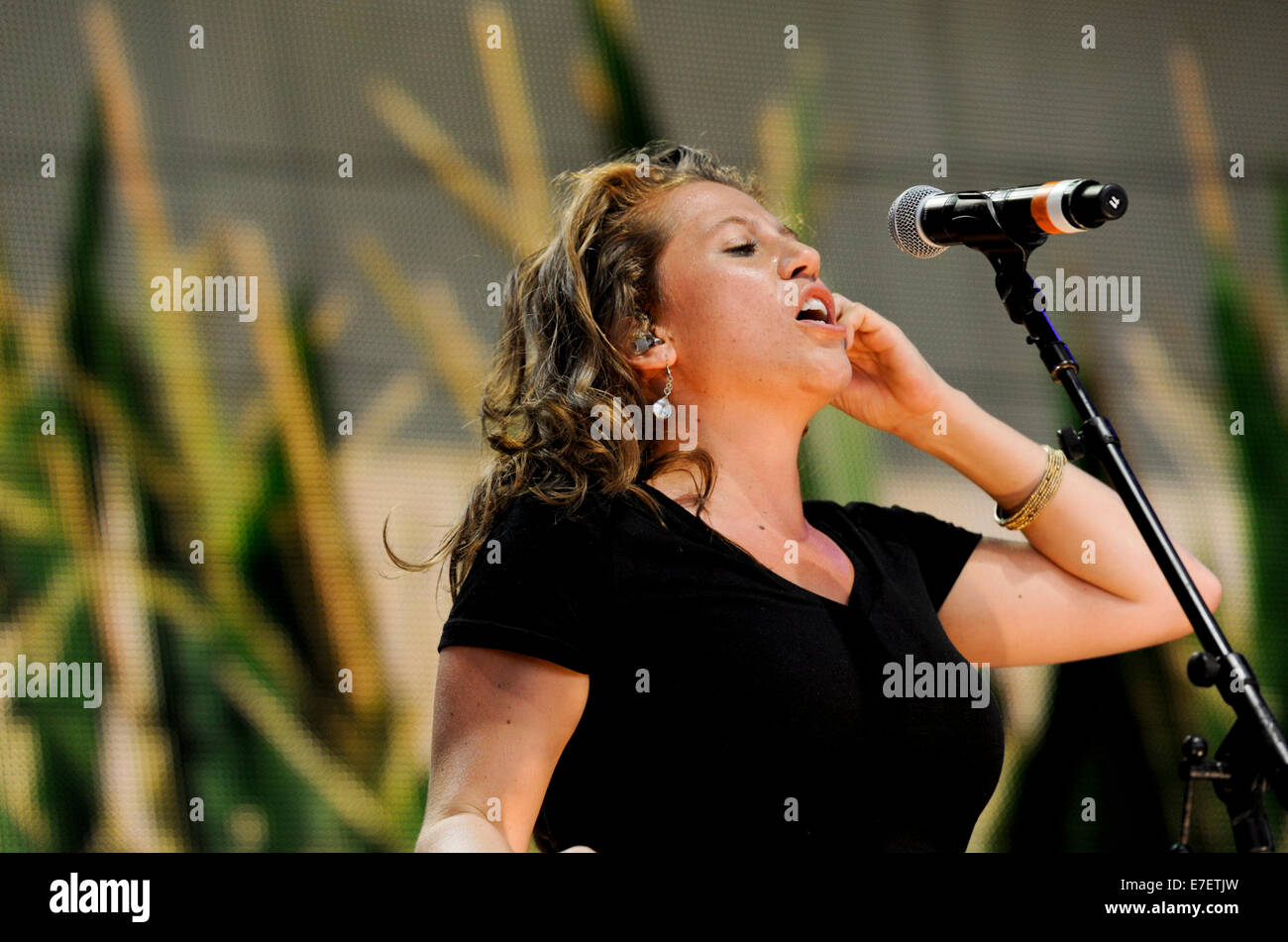 Elizabeth Hopkins of Delta Rae puts on a high energy performance at Farm Aid 2014 Stock Photo